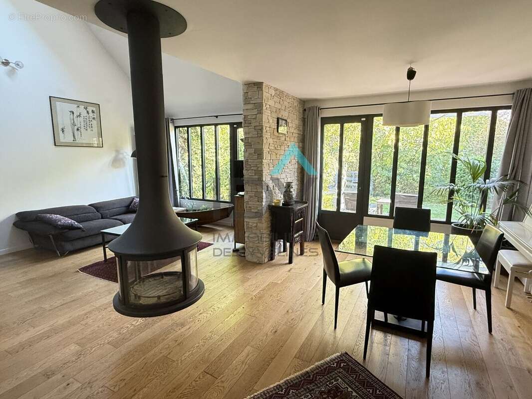 Maison à LE MESNIL-LE-ROI