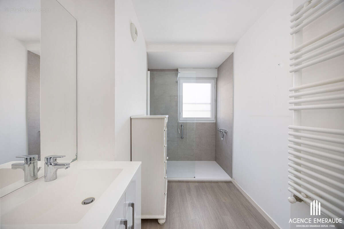À vendre à Dinard, Appartement T4 avec balcon, garage, parking et cave, à deux pas des commerces et des plages. - photo 6