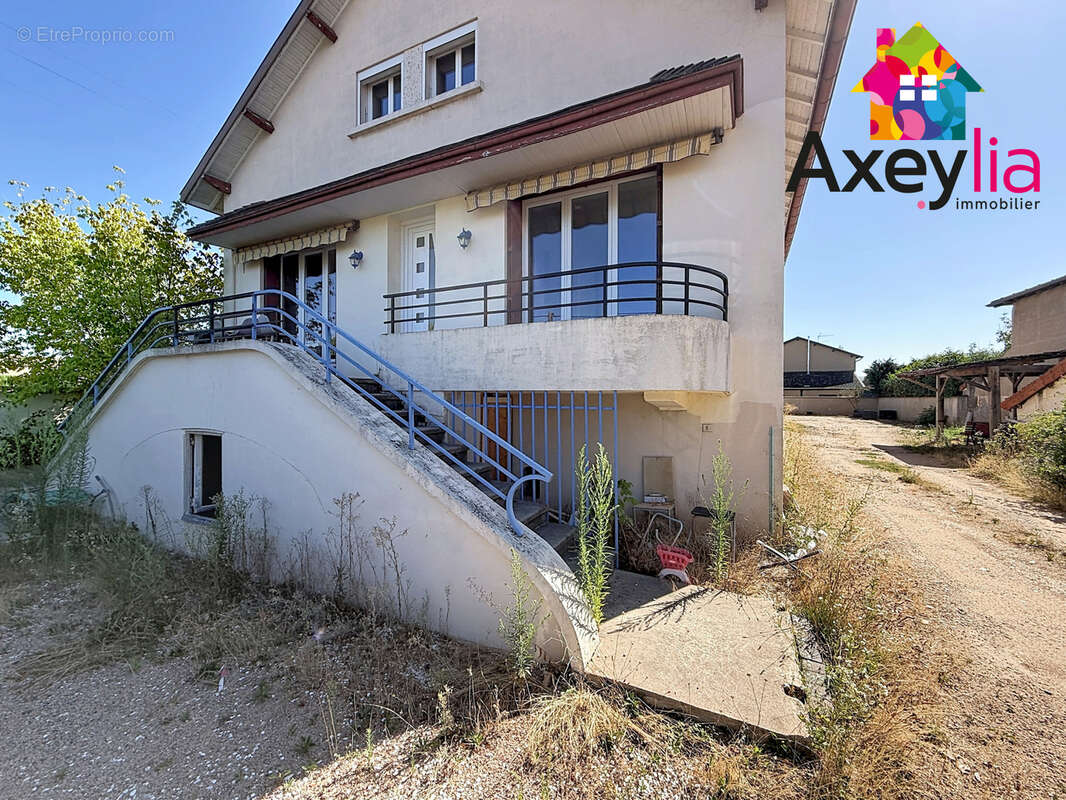 A vendre - pouilly-sous-charlieu - maison d'habitation avec 5 chambres, garage et terrain - photo 2