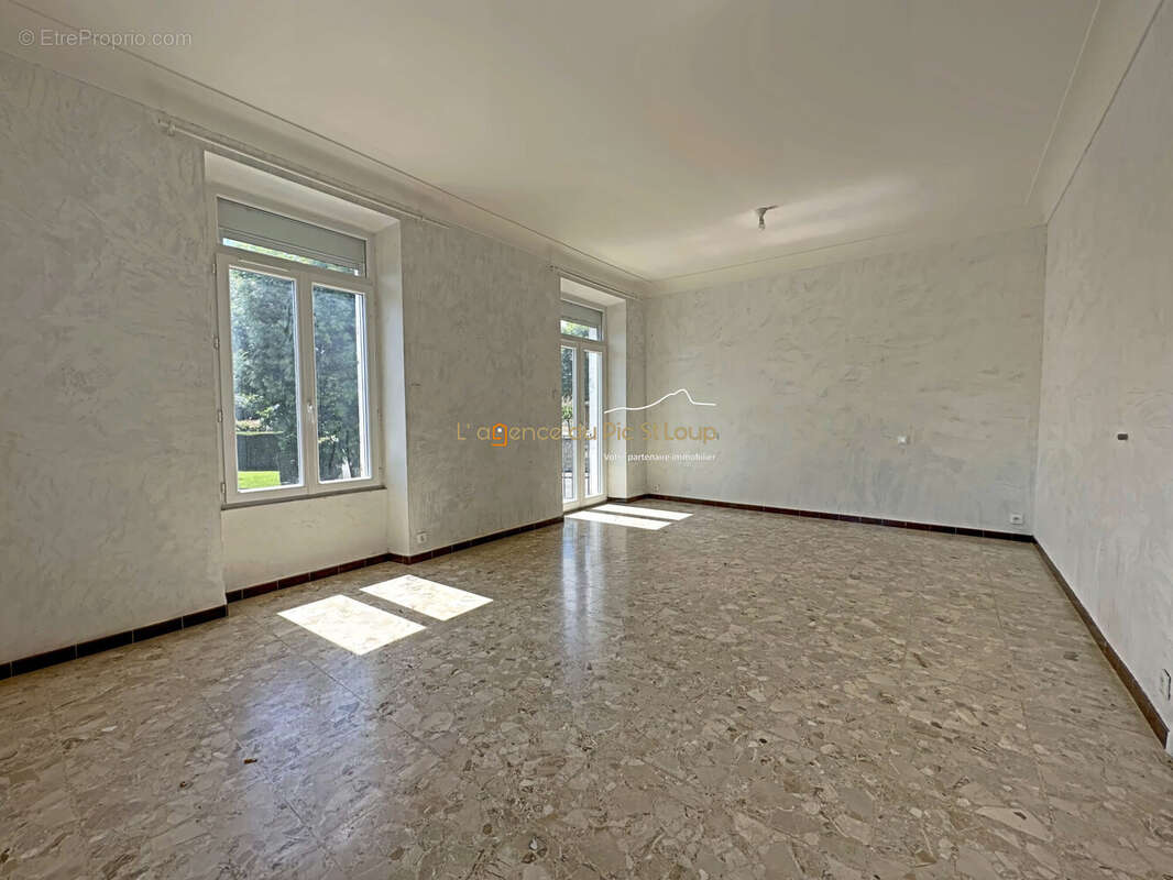 Maison à CRUVIERS-LASCOURS