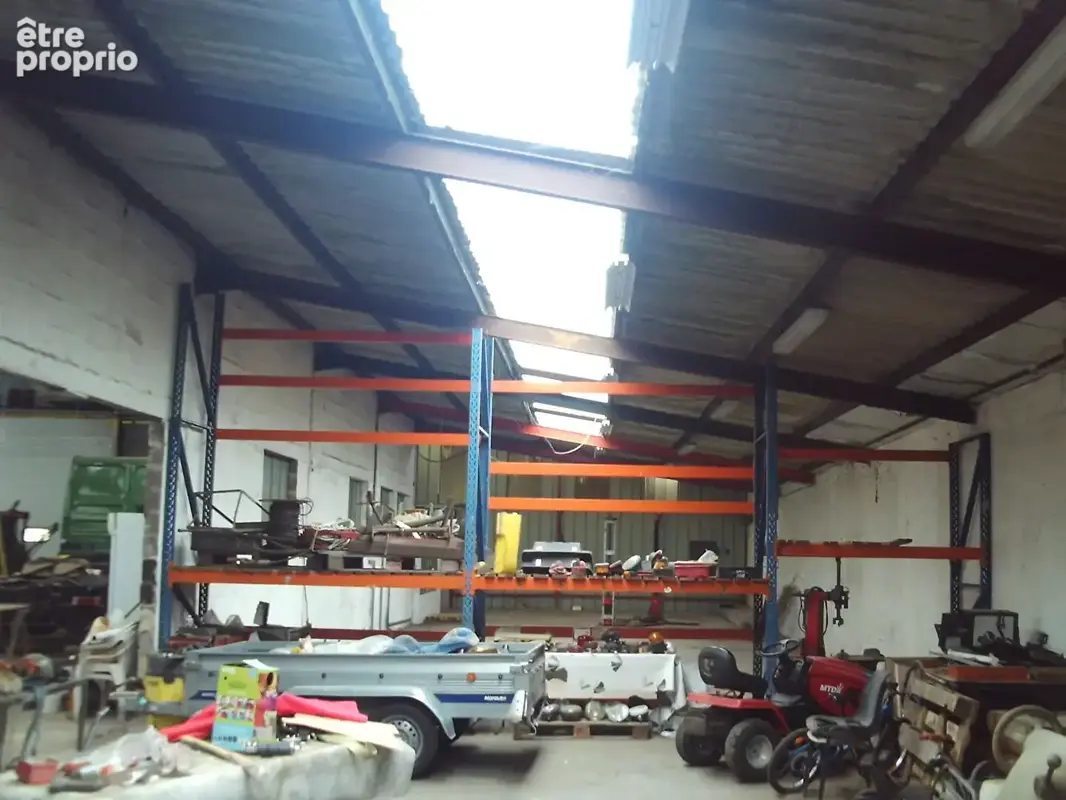 Local d'activités et entrepôt de 1140m² en parpaing et tôles galvanisées - photo 3