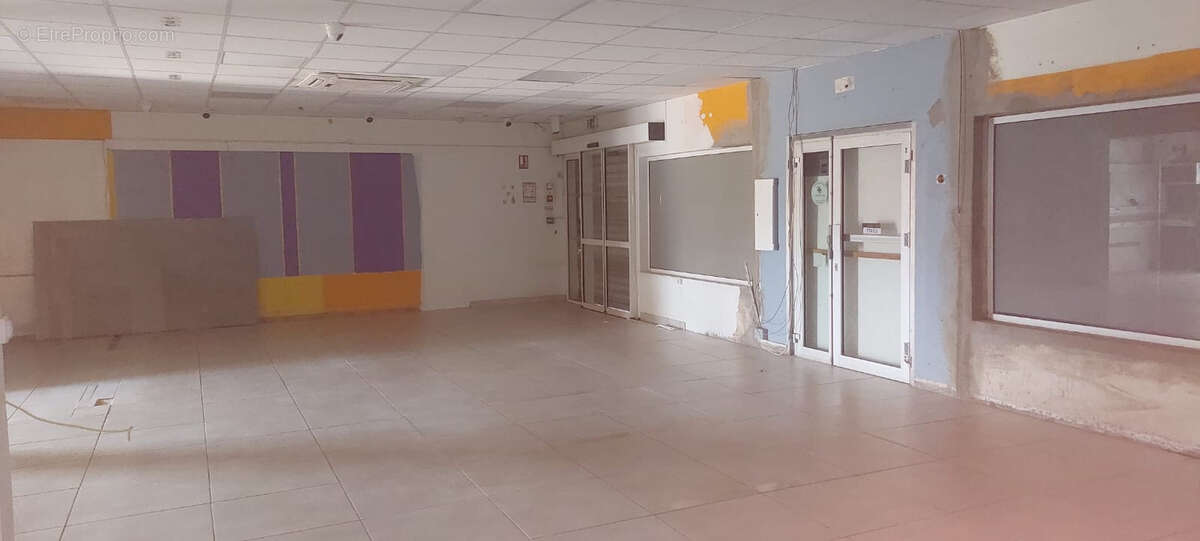 Local spacieux et lumineux avec vitrine dans une zone d'activité - photo 3