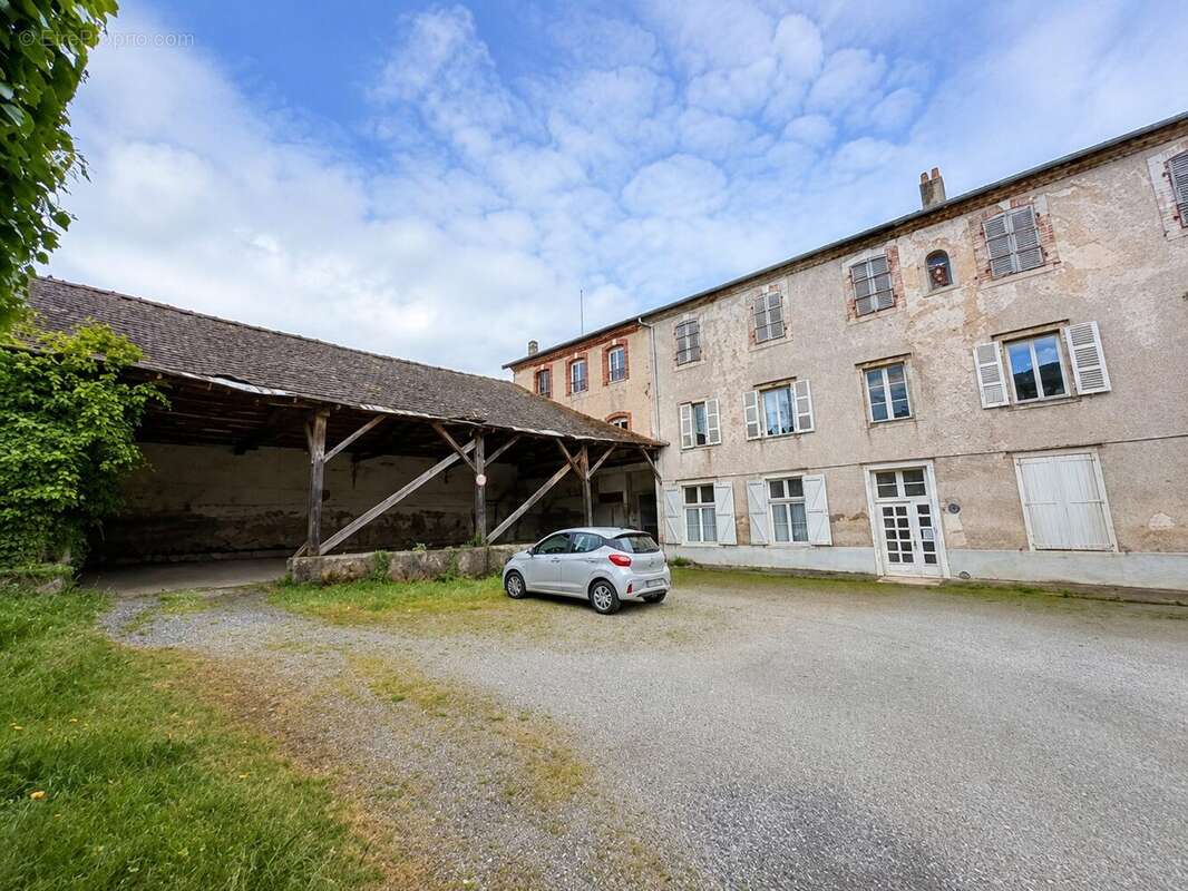 Cour de 300 m² et préau de 200 m² - Appartement à BELLAC