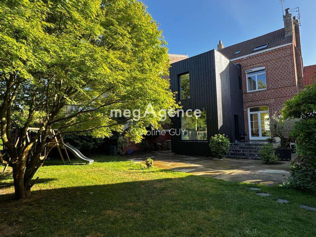 Très belle maison de ville, de 166m2, 5 chambres, jardin et dépendance - photo 12