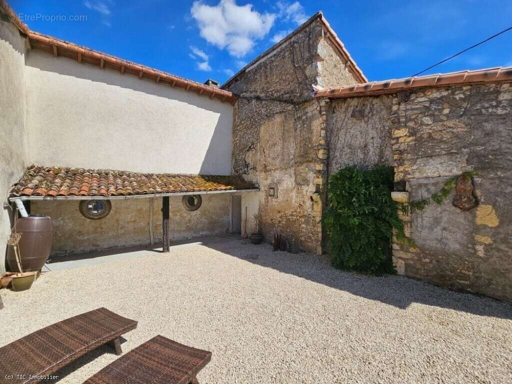 Jolie Maison de Pays Située dans un Hameau Très Calme - photo 2