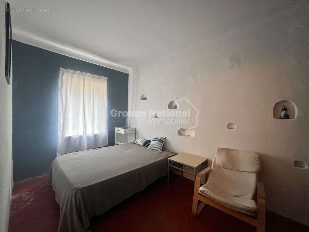 Quartier recherché, mas à rénover+ grange sur 1900 m² de terrain - photo 8