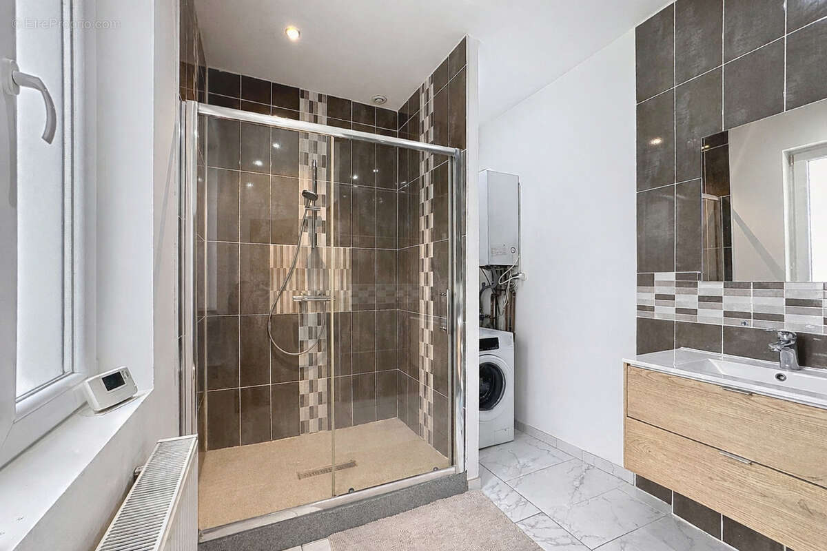 Maison à QUIEVRECHAIN