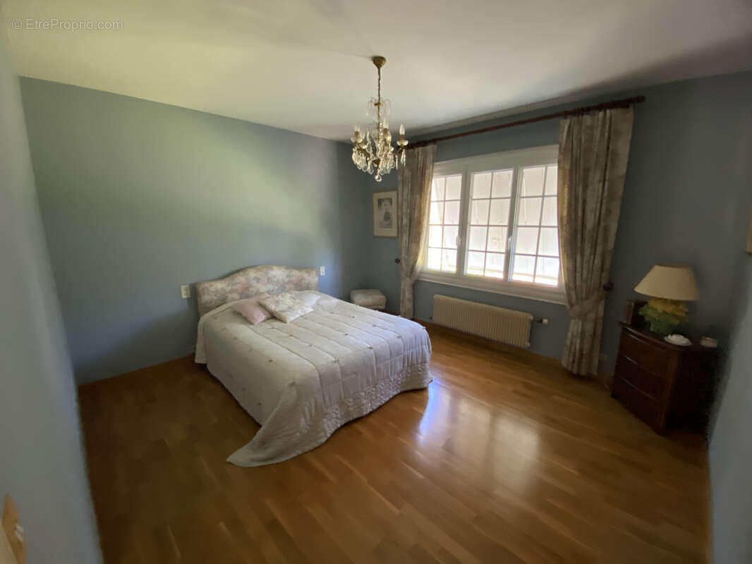 Maison indépendante T5 de 141 m2 sur parcelle de 1650 m2 à Saint Léonard - photo 5
