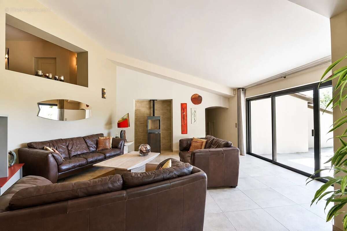 Vue village Belle villa de 300 m² avec 6 chambres - photo 8