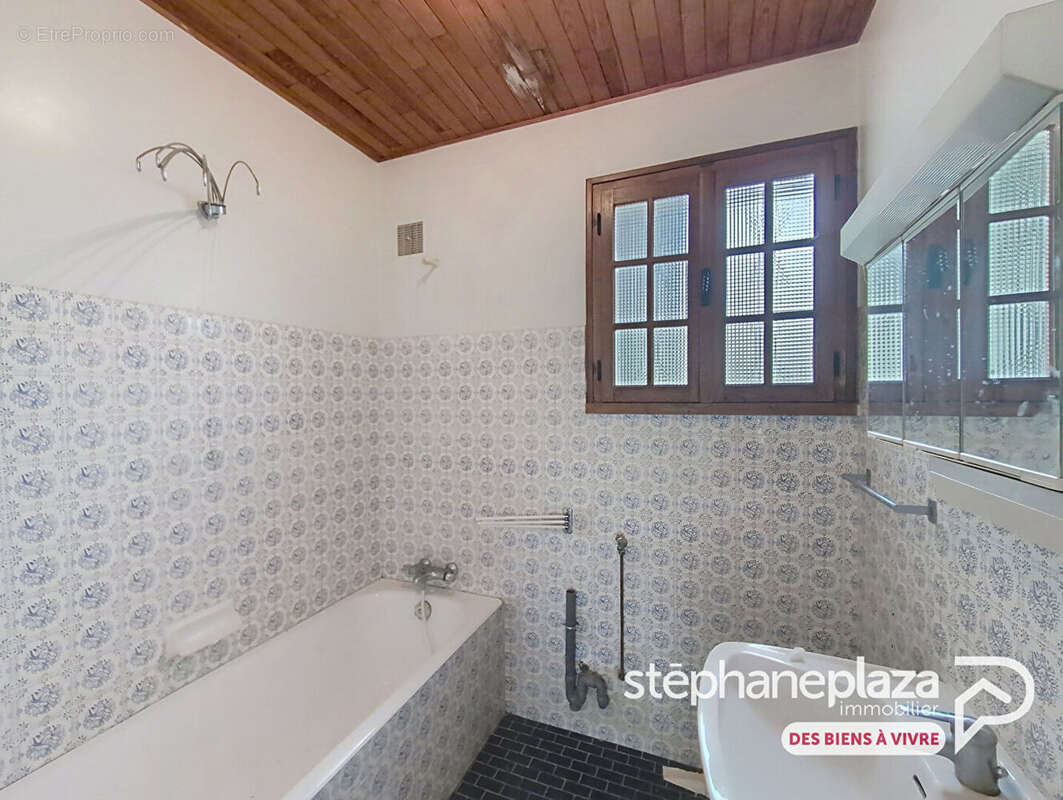 Maison de plain-pied à rénover de 81m², 2 chambres + 1 bureau, 2 garages avec jardin au centre de VILLARS-LES-DOMBES - photo 8
