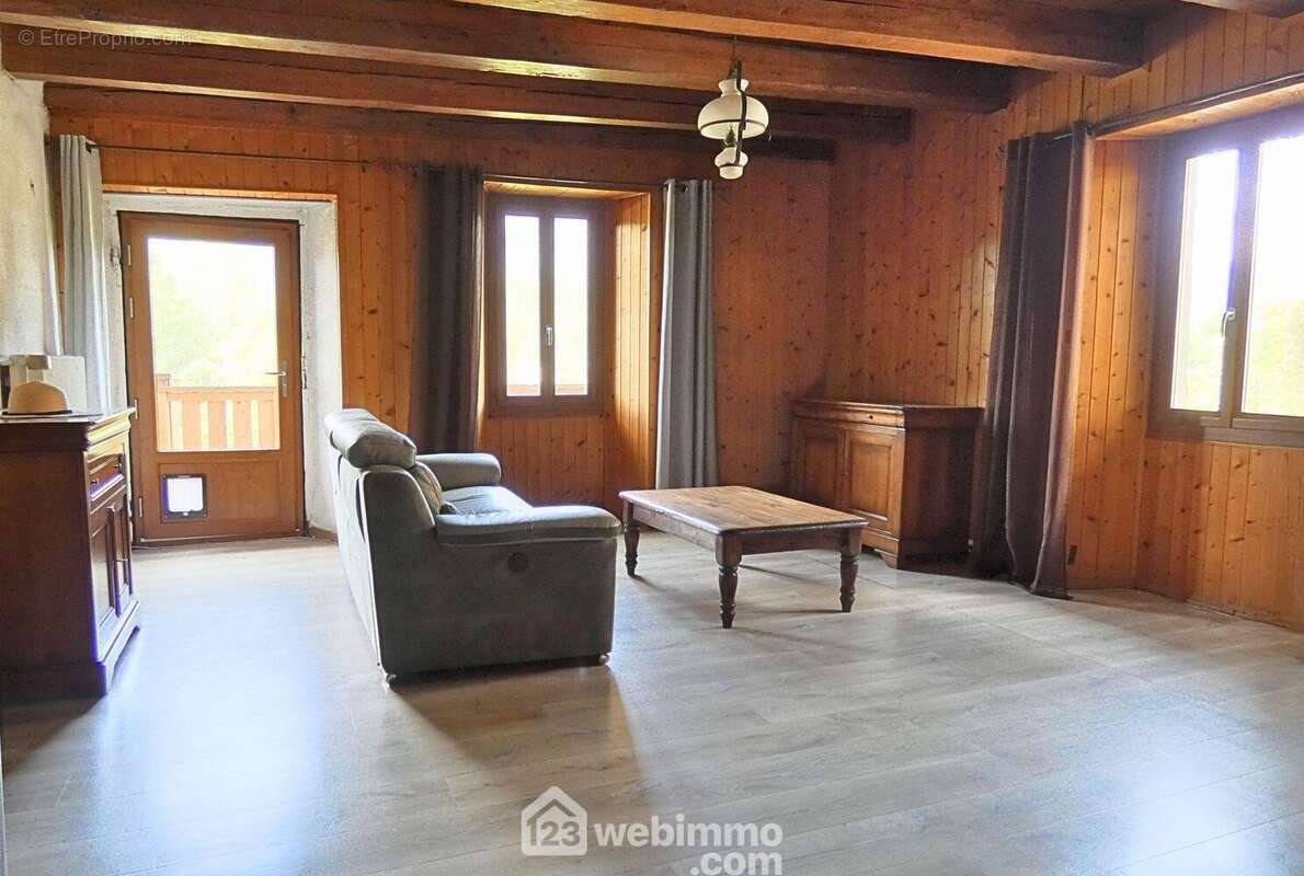 Ensuite le salon vous propose un espace convivial de 25 m²...