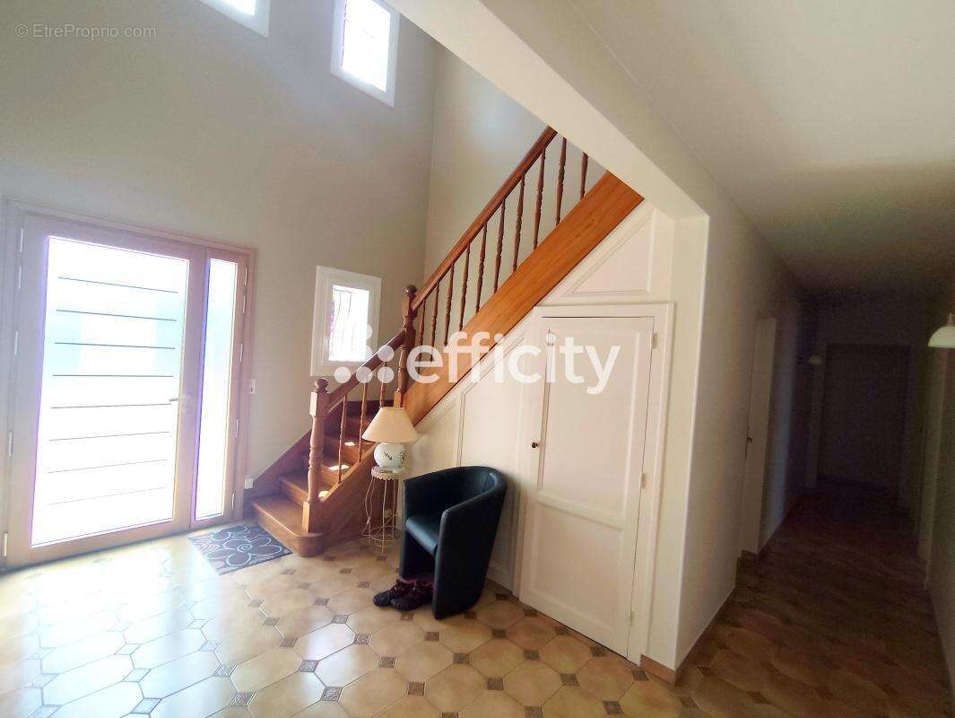 Maison 173 m² à La Vergne  - photo 5
