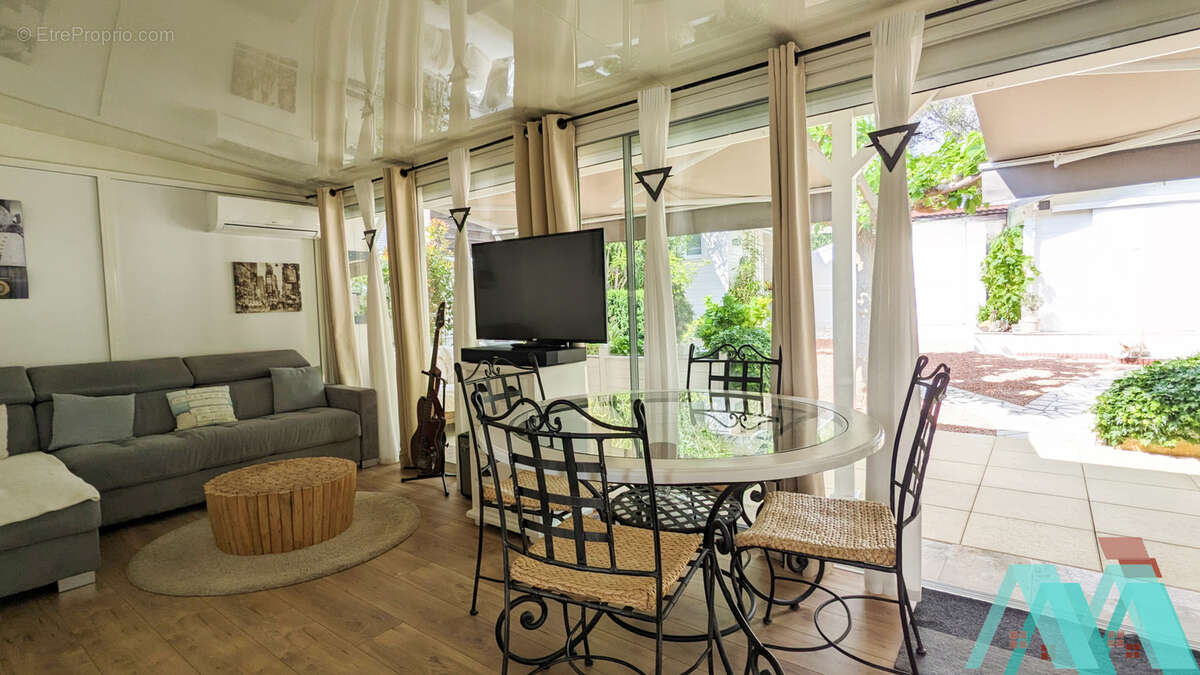 Maison à LE CASTELLET