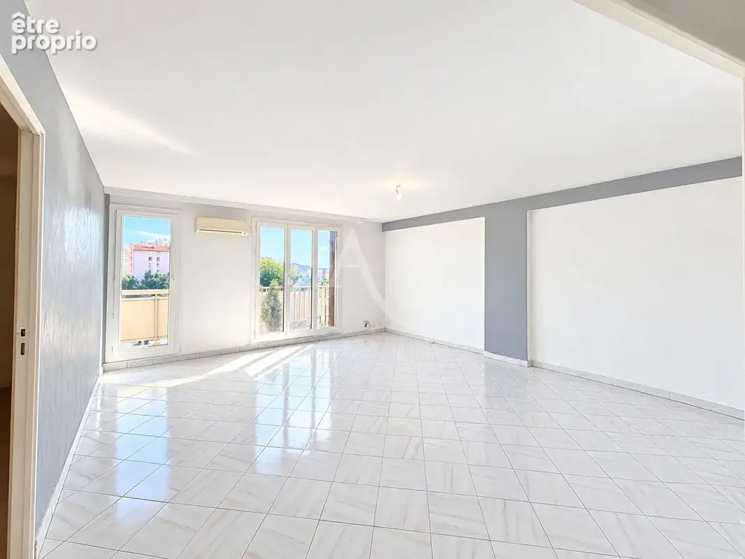 Appartement T4, 97 m2 avec deux balcons, cave et place de parking en sus - photo 2