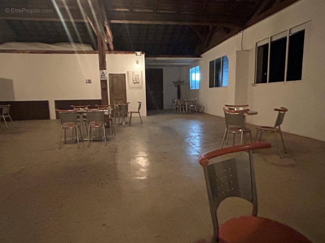 Commerce à L'AIGUILLON