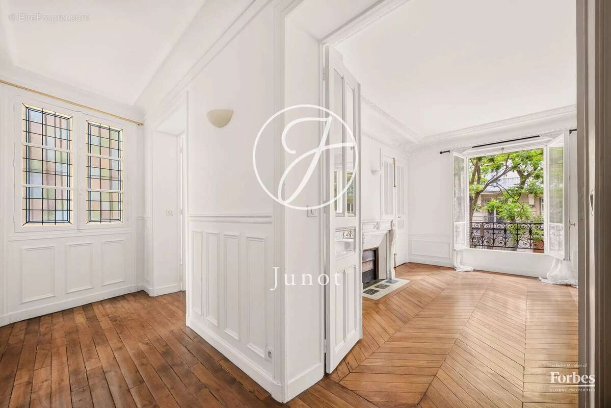 Appartement à PARIS-16E