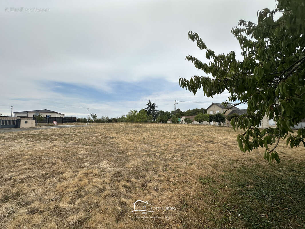 Terrain constructible de 920 m2 à seulement 9 minutes de Lusignan - photo 3