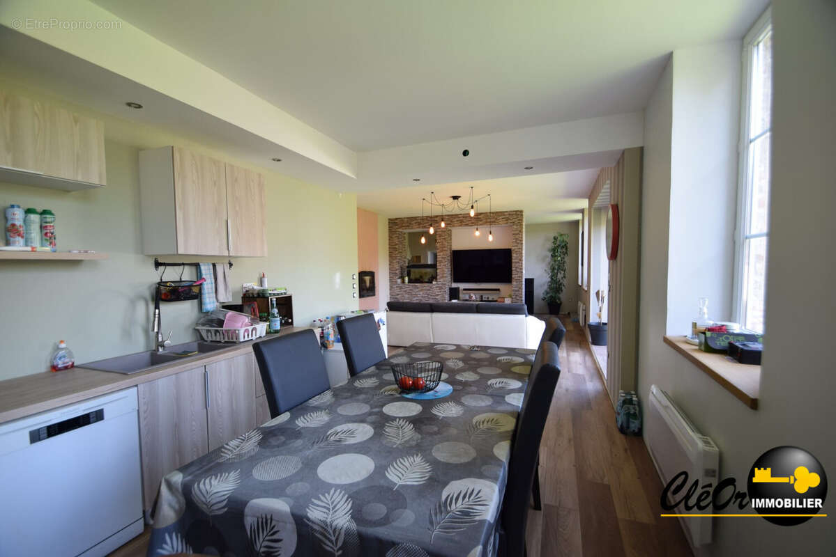 cuisine maison principale - Maison à BELLEVESVRE