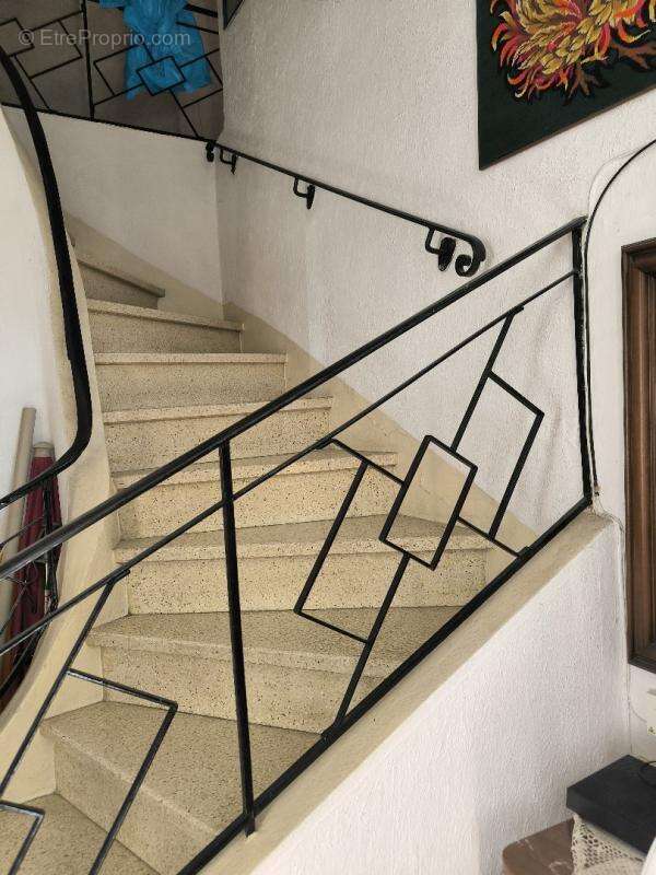 Maison à ENTRAIGUES-SUR-LA-SORGUE