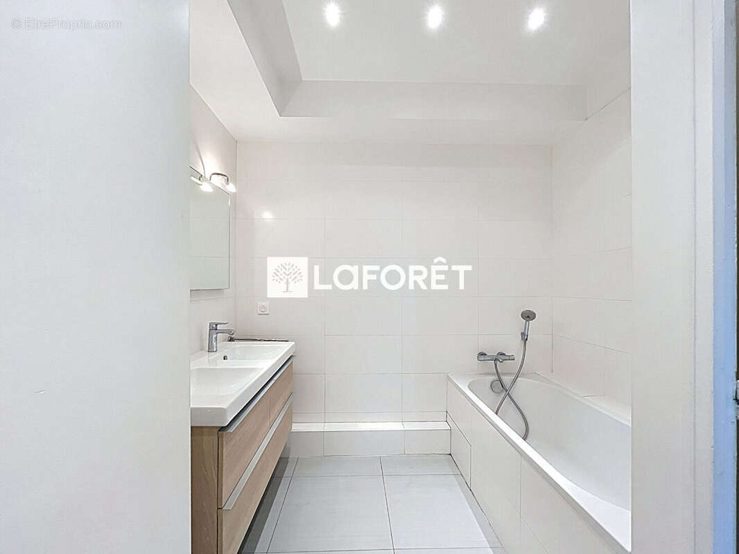 Versailles Place Louis XIV - 4 pièces lumineux de 92 m² avec balcon, ascenseur et 2 parkings - photo 9