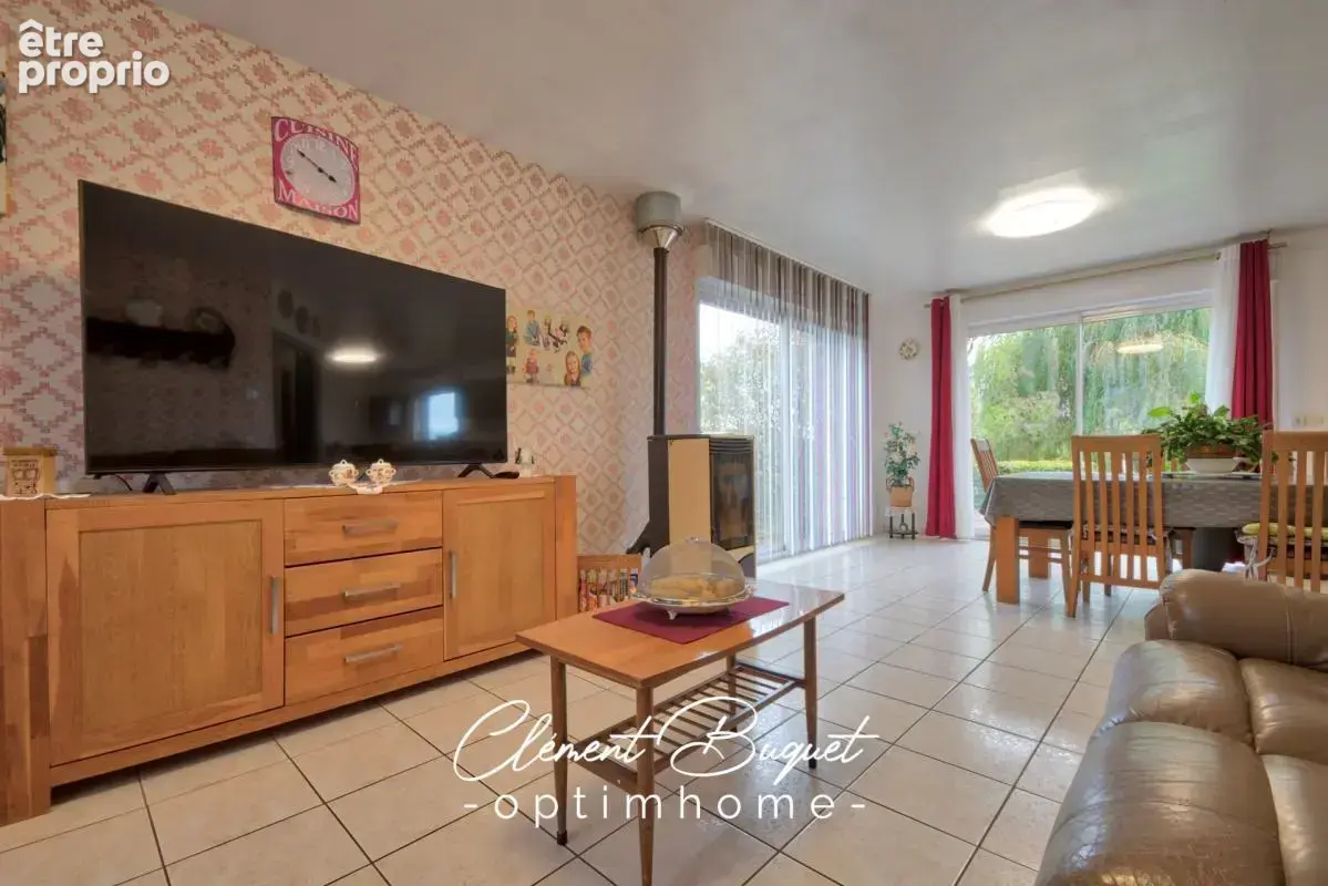  LE FAVRIL – Le confort d’une maison récente, le charme d’un grand jardin !  - photo 3