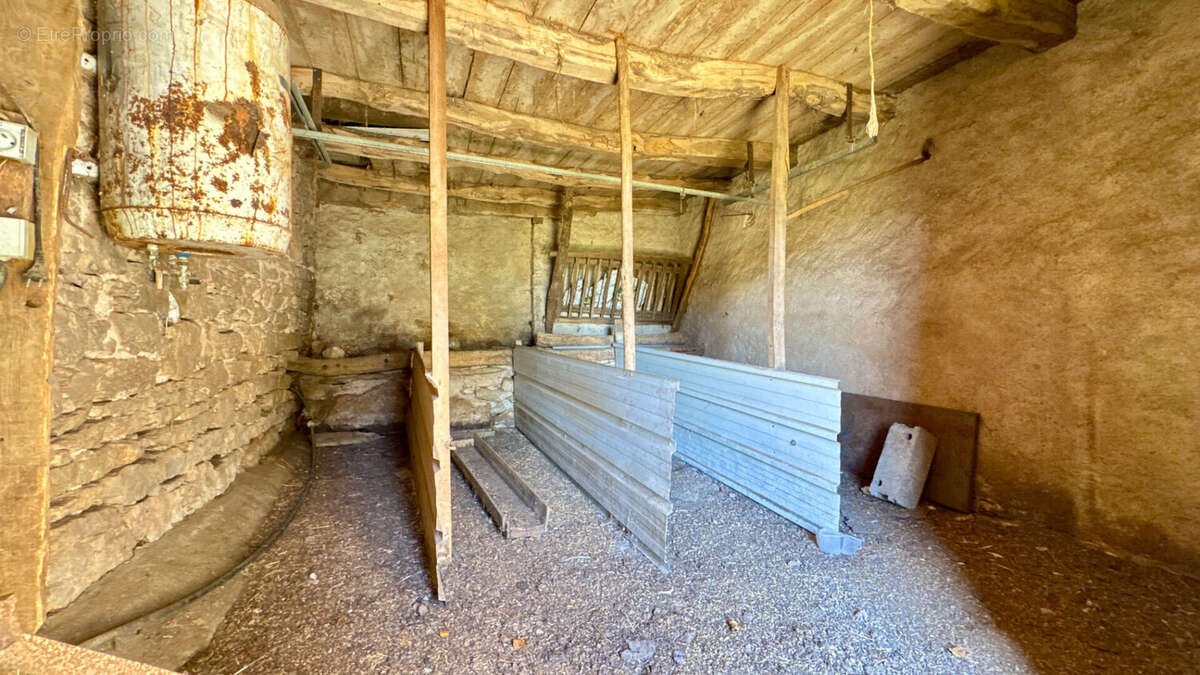Corps de ferme 130m² hab - 6 bâtiments - photo 11