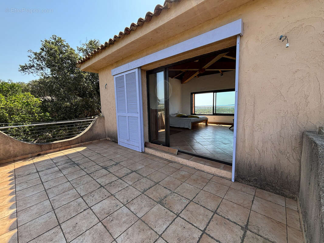 Villa avec vue mer panoramique édifiée sur un terrain de plus de 4150m2 avec piscine. - photo 17