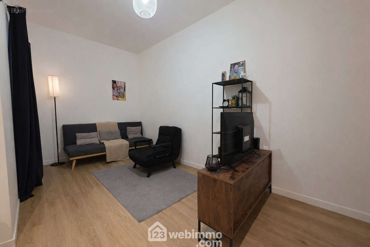 Salon agréable et lumineux, offrant un espace de vie confortable - Appartement à REIMS