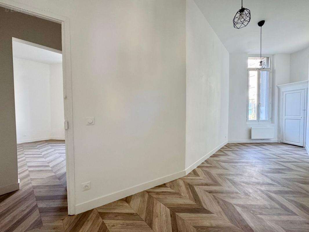 Appartement à MARSEILLE-1E