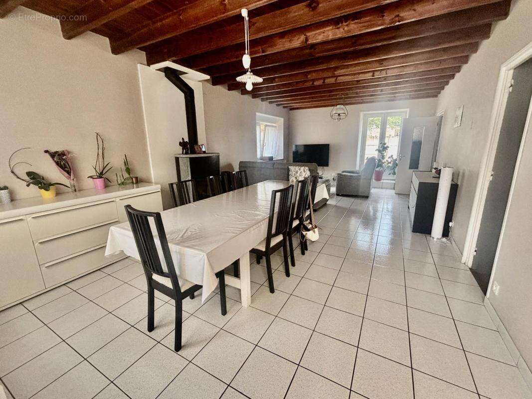 Maison avec dépendances et 6920 m² de terrain - photo 2
