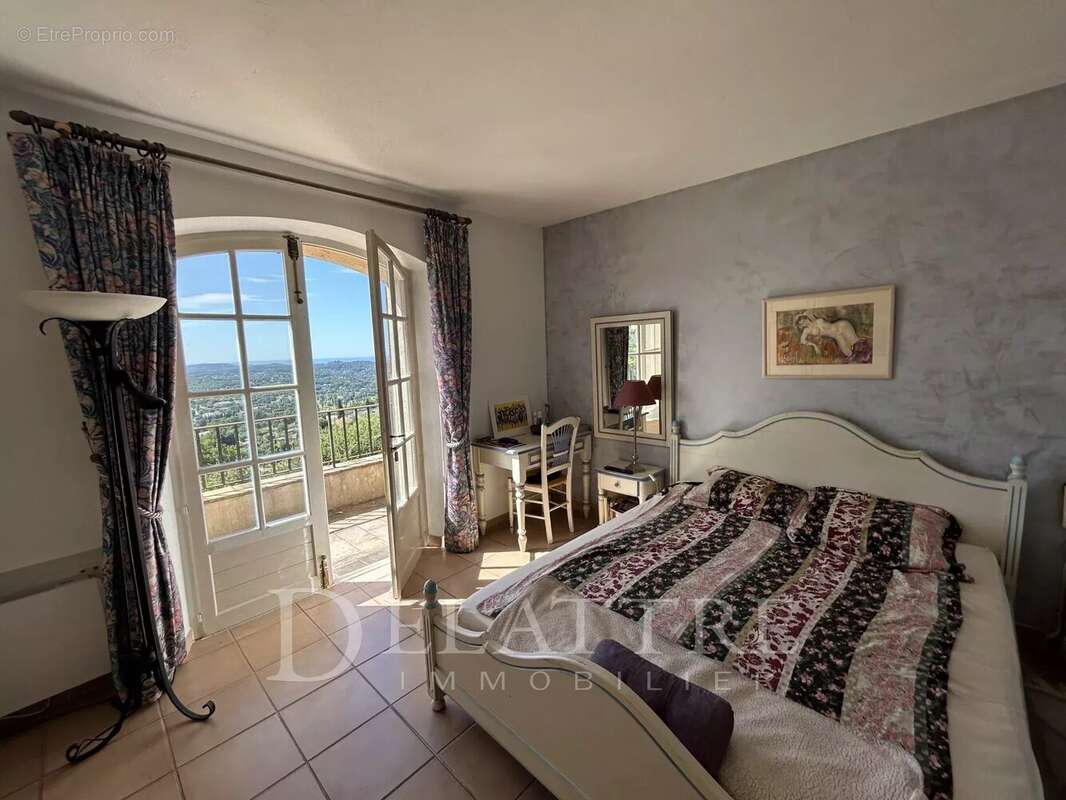 Maison à CHATEAUNEUF-GRASSE