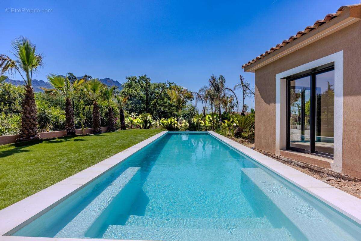 Maison à ROQUEBRUNE-SUR-ARGENS