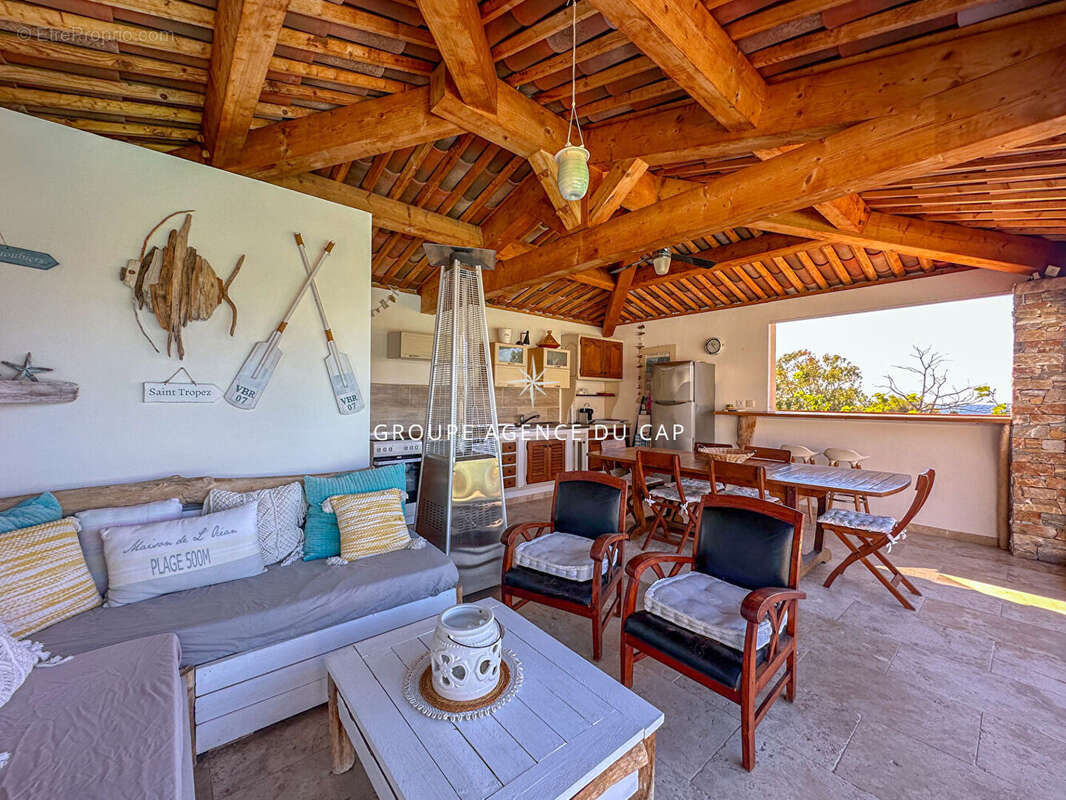 A vendre villa 6 chambres en suite piscine pool house vue mer panoramique sur st-tropez garages et parkings - photo 7