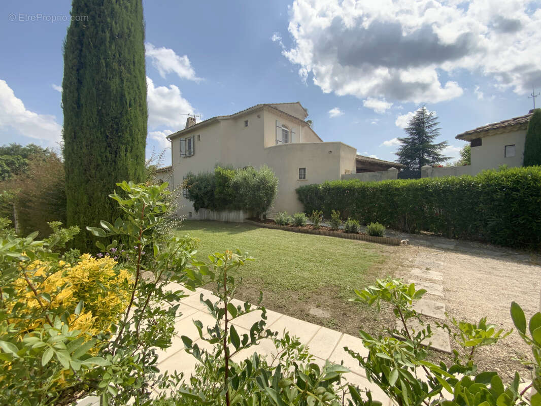 Très belle villa dans un village avec commerces sur un terrain de 3500 m2. - photo 9
