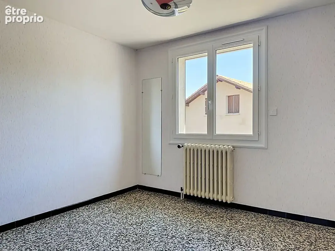 Maison familiale Type 7 de 151.25 m² avec grand rez-de-chaussée, terrain plat de 1 228 m² et vue montagnes ! - photo 11