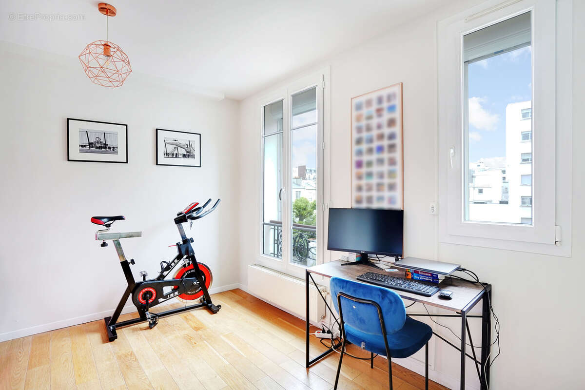 Appartement à PARIS-16E