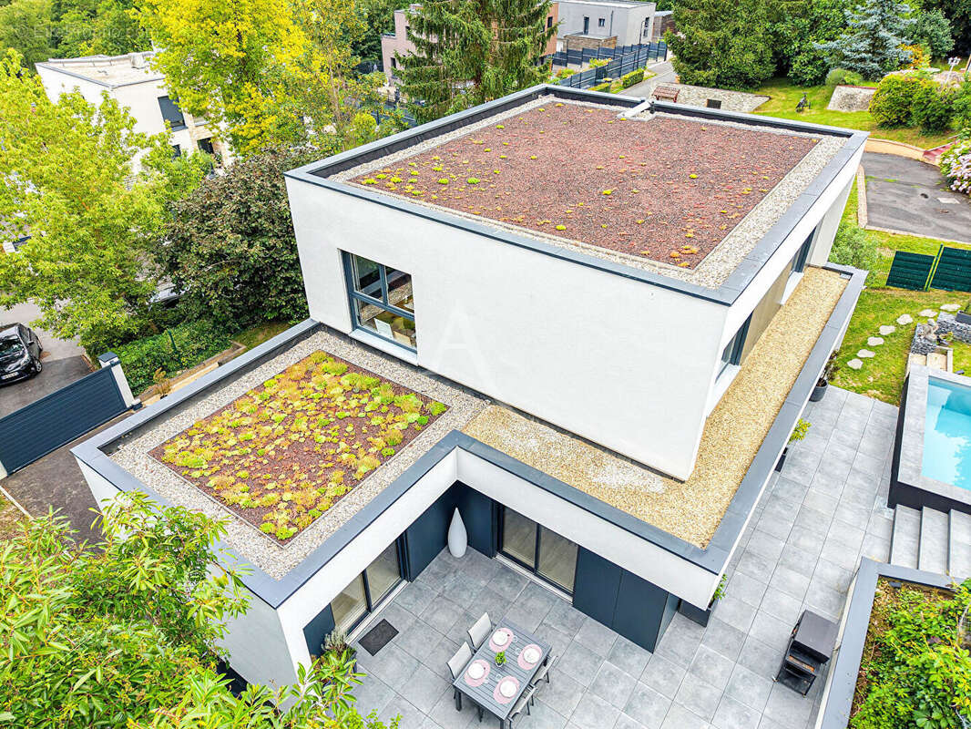 Villa d'architecte contemporaine avec piscine - les Coteaux de Chessy  - 7 pièces - 175 m2 - photo 18