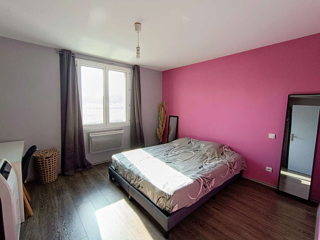 Appartement à SAINT-VICTOR-MALESCOURS