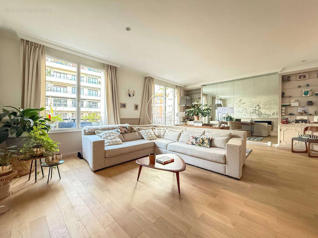 Appartement à PARIS-16E