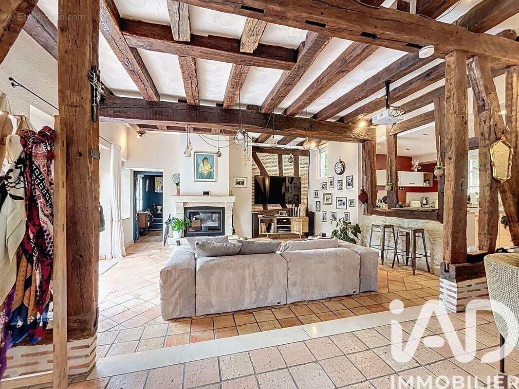 Maison 251 m² à Saint-Regle  - photo 2