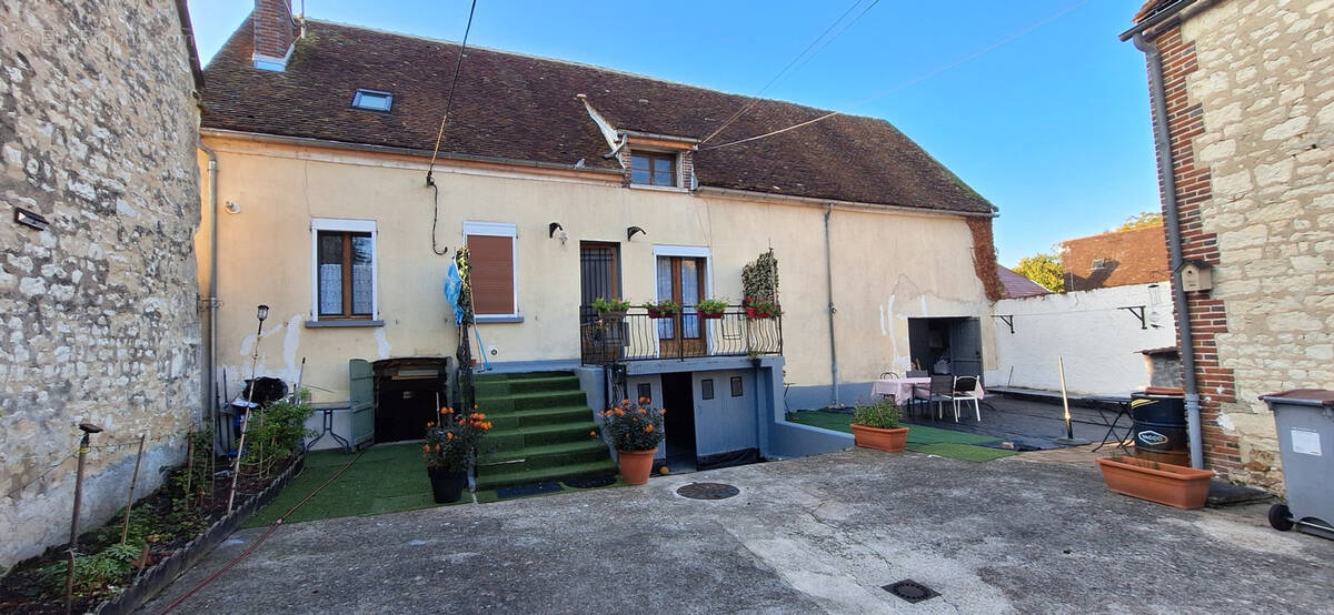 Maison à LAROCHE-SAINT-CYDROINE