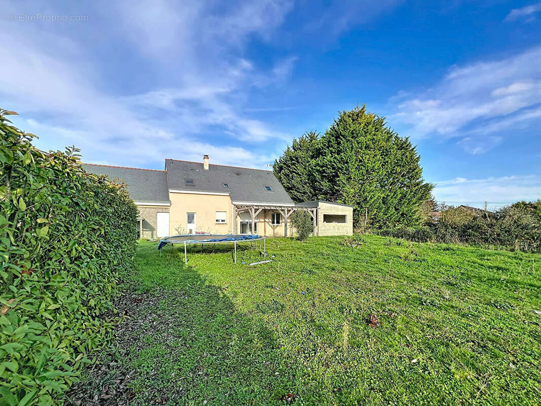 Maison à AMBILLOU-CHATEAU