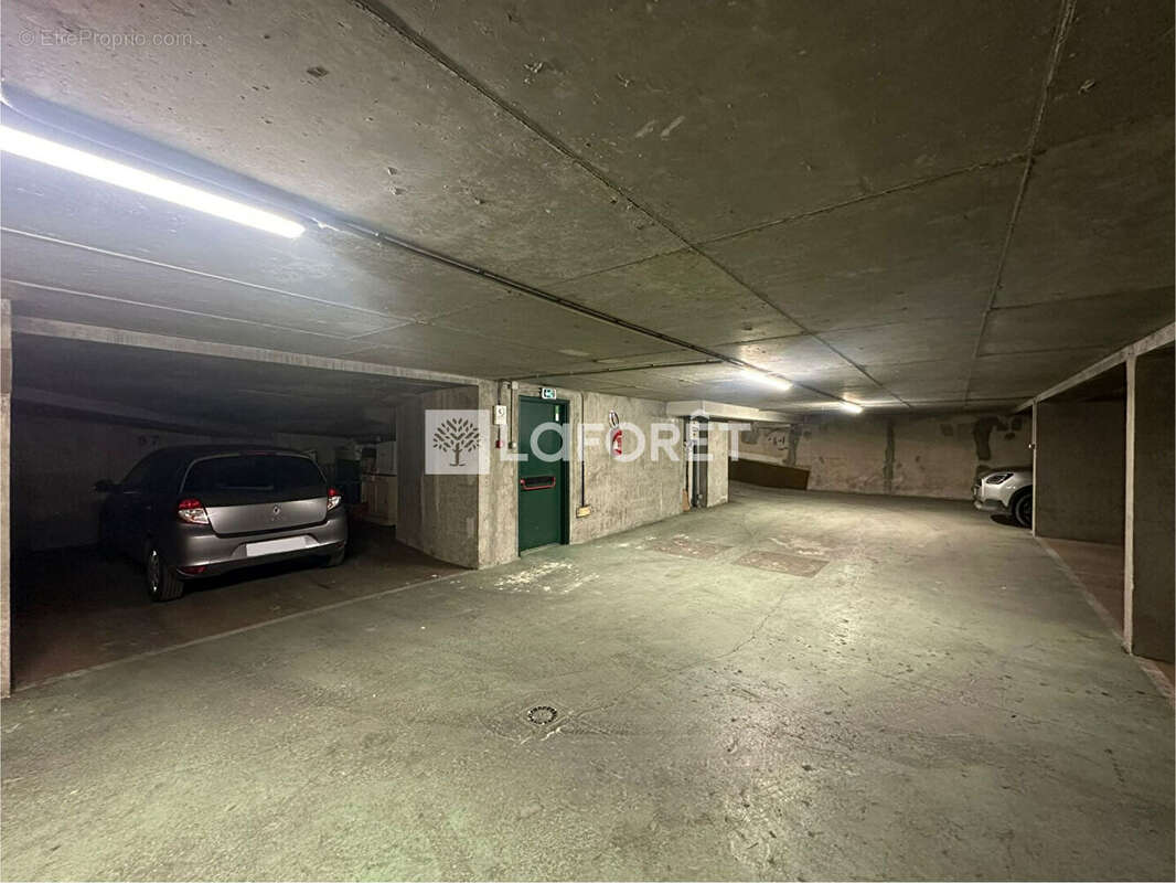 Parking à PARIS-17E