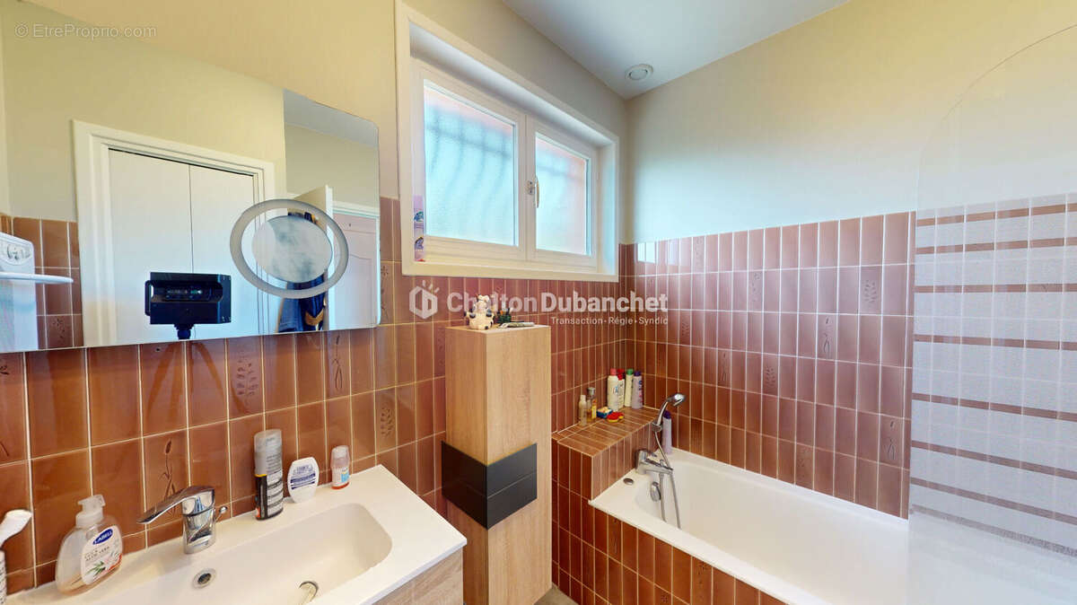 COURS LA VILLE - Maison de 116 m² - photo 7