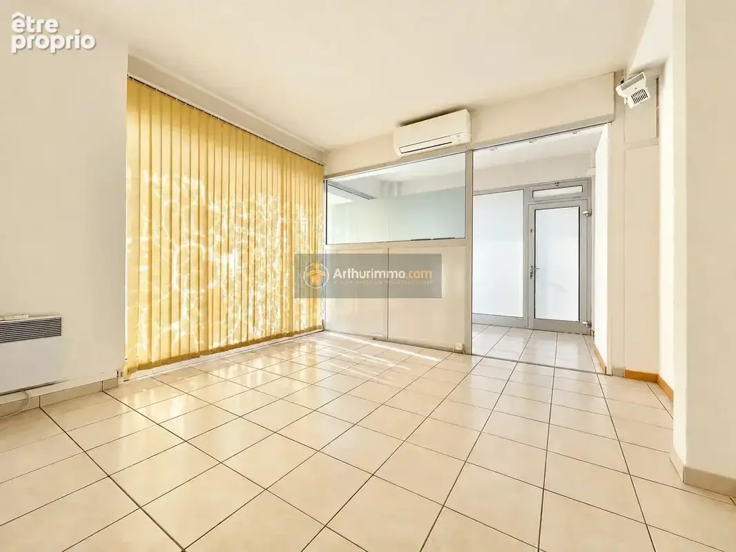EXCLUSIVITE - Murs commerciaux Saint-Aygulf centre - deux parkings - photo 2