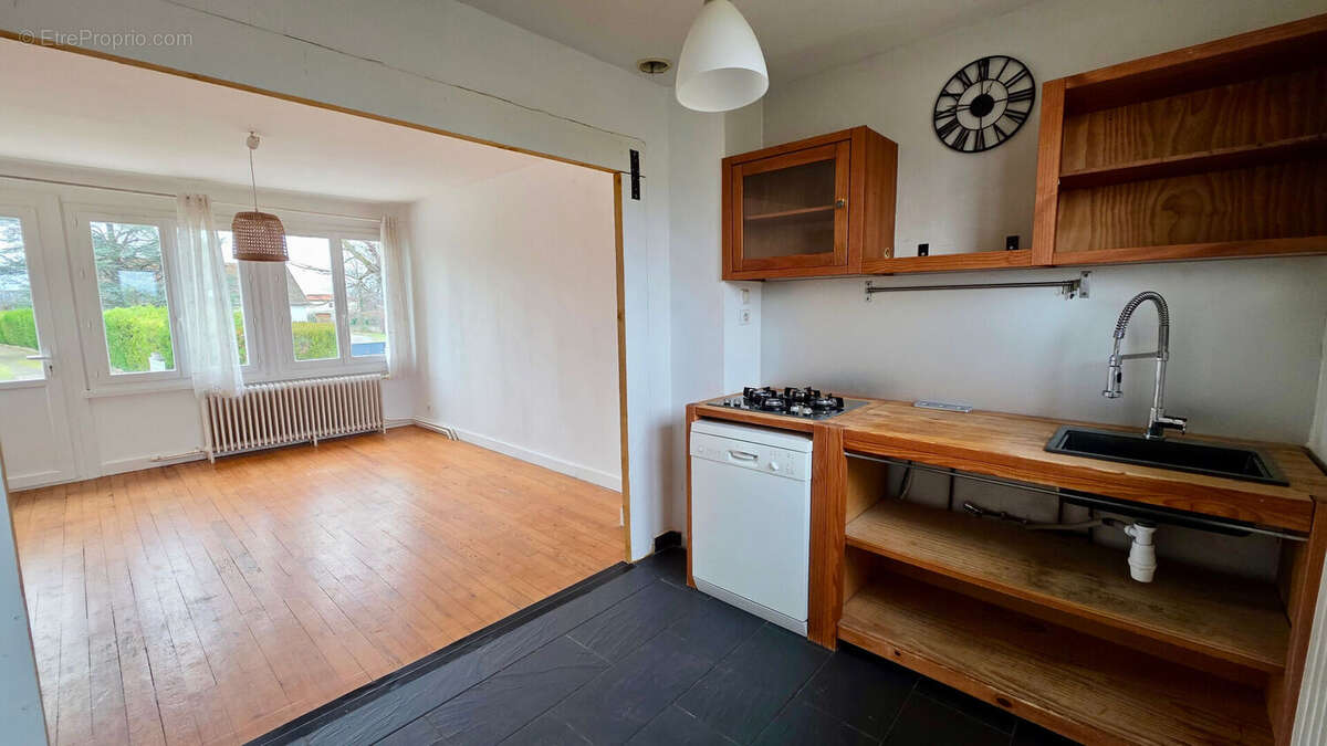 PONT-DU-CHÂTEAU / Maison individuelle de ville avec jardin, terrasse couverte et garage ! - photo 5