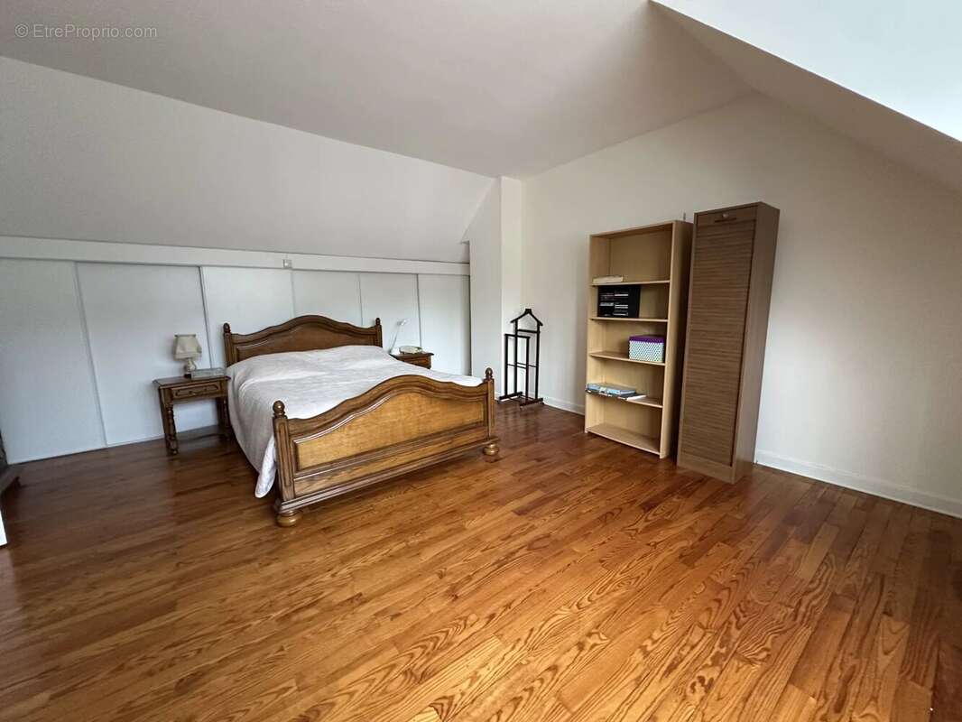 Maison à LE MESNIL-SAINT-DENIS