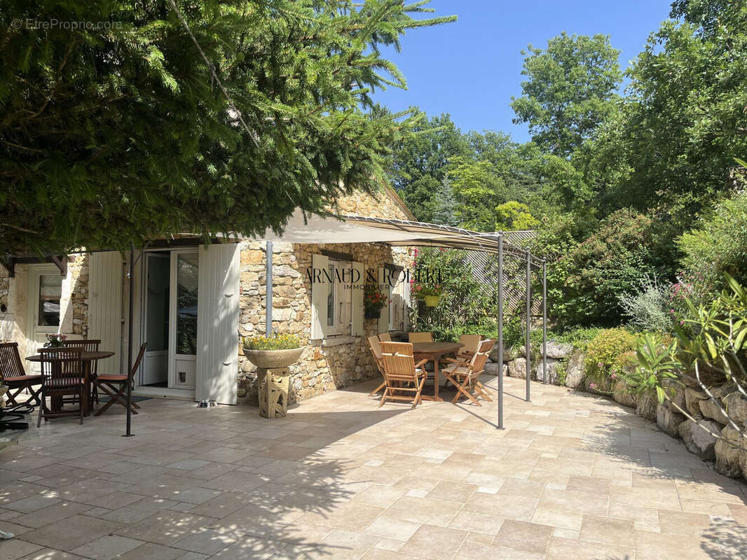 Maison à MONTJOUX