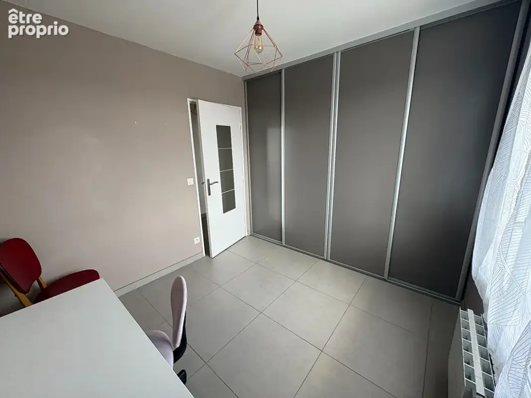 HAUBOURDIN - Appartement 3 pièces de 69 m² avec balcon plein sud, garage et parking - photo 8