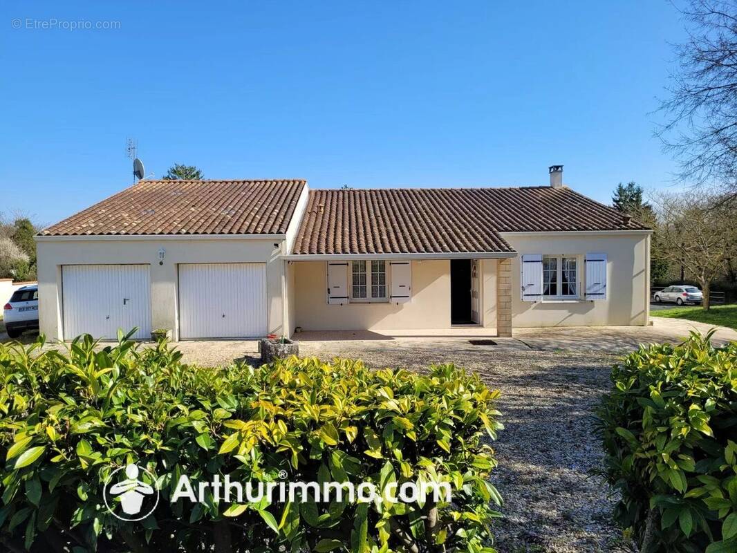 Maison à SAINT-JEAN-D'ANGELY